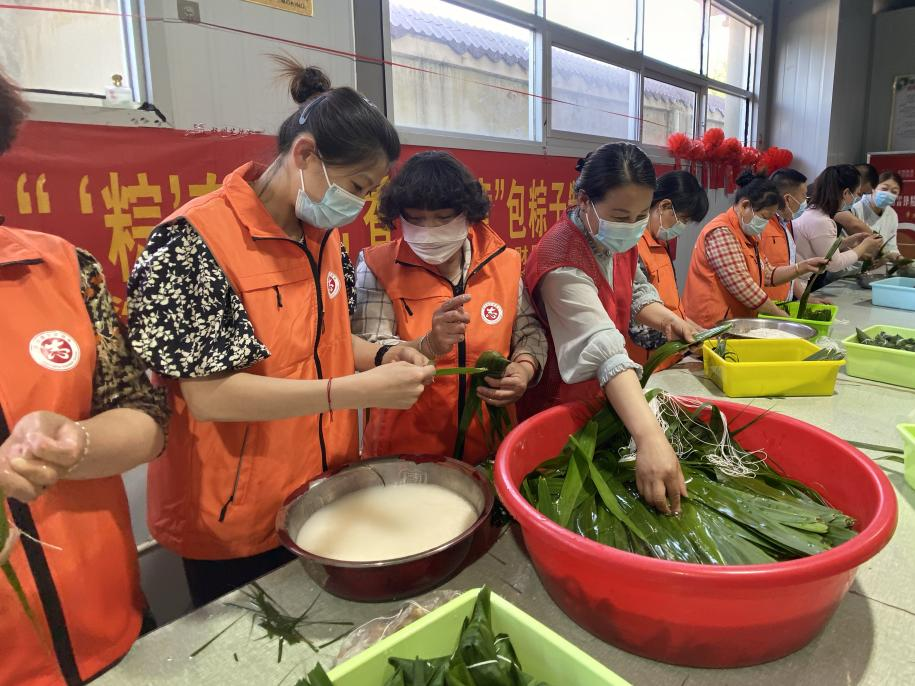 青口供電所黨支部聯(lián)合生產(chǎn)生活服務(wù)中心分會、黃沙坨社區(qū)，共同舉辦“悠悠艾草香 濃濃端午情”系列活動。.png